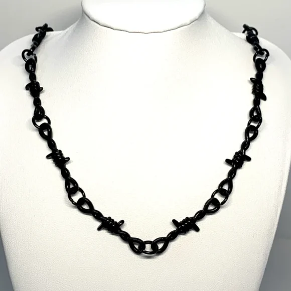 Gargantilla Éter: Cadena de Espinas, Corazón de Hierro - Image 3