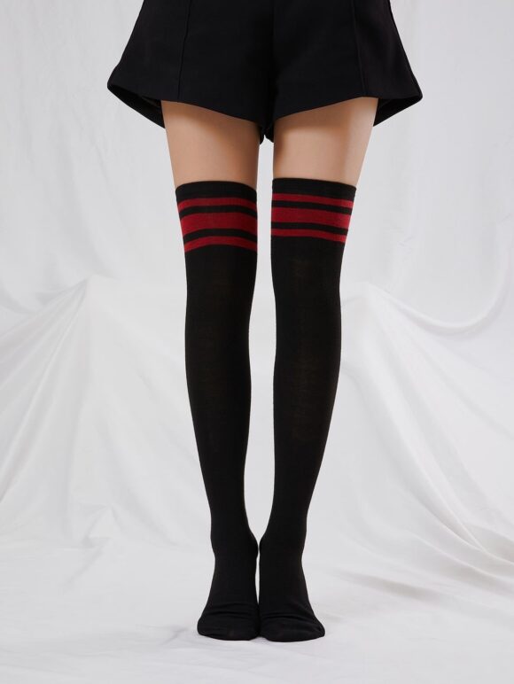 Medias negras con rayas rojas