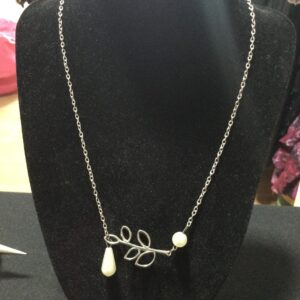 VN94 COLLAR DE PERLAS Y DETALLE DE HOJA