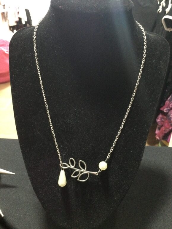 VN94 COLLAR DE PERLAS Y DETALLE DE HOJA