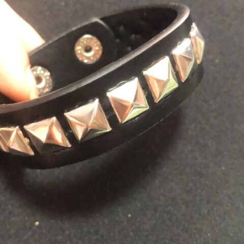 vn32 Brazaletecon una Fila de Remaches de tachuelas