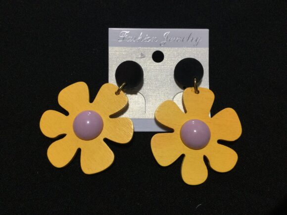 VN88 ARETES EN FORMA DE FLOR AMARILLA