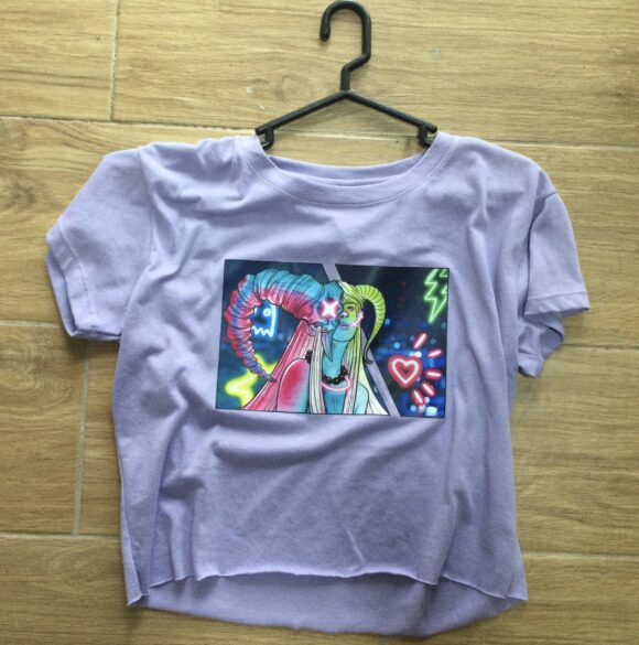 LC3 CAMISETA LILA CON MUÑECA CON CUERNOS