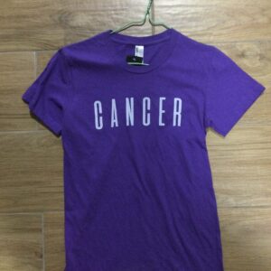 VN298 CAMISA MORADA CON LETRAS CANCER