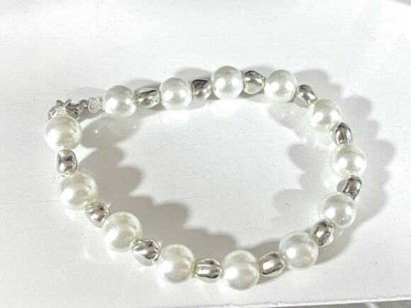 Pulsera de perlas y corazones plateados - Image 2