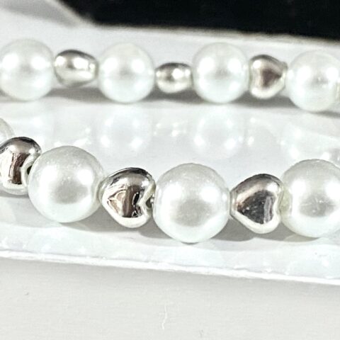 Pulsera de perlas y corazones plateados