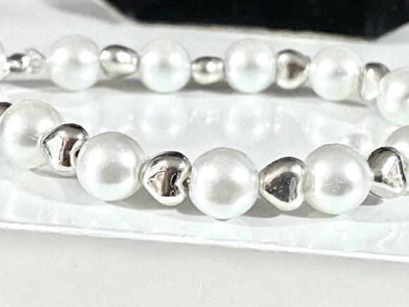 Pulsera de perlas y corazones plateados