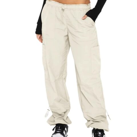 VN415 PANTALON BEIGE TIPO CALENTADOR AL CUERPO Y A LA VEZ SUELTO