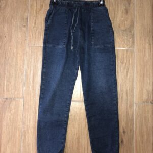 VN408 PANTALONES, BASTA ANCHA, ESTIRABLE, CON TIRAS AMARRABLES A LOS LADOS Y BOTONES A LOS LADOS DE LAS BASTAS, BOLSILLOS EN LA PARTE DE DE ATRÁS