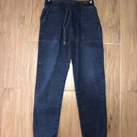 VN408 PANTALONES, BASTA ANCHA, ESTIRABLE, CON TIRAS AMARRABLES A LOS LADOS Y BOTONES A LOS LADOS DE LAS BASTAS, BOLSILLOS EN LA PARTE DE DE ATRÁS