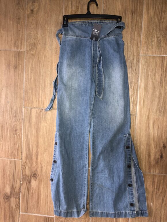 VN407-PANTALONES DE DIFERENTES COLORES DE JEAN, BASTA ANCHA, ESTIRABLE, CON TIRAS AMARRABLES A LOS LADOS Y BOTONES A LOS LADOS DE LAS BASTAS, BOLSILLOS EN LA PARTE DE DE ATRÁS - Image 2