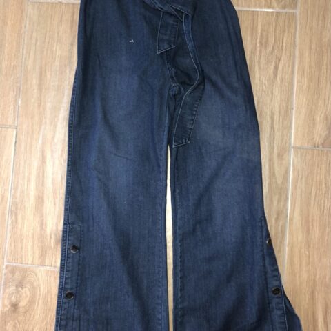 VN407-PANTALONES DE DIFERENTES COLORES DE JEAN, BASTA ANCHA, ESTIRABLE, CON TIRAS AMARRABLES A LOS LADOS Y BOTONES A LOS LADOS DE LAS BASTAS, BOLSILLOS EN LA PARTE DE DE ATRÁS