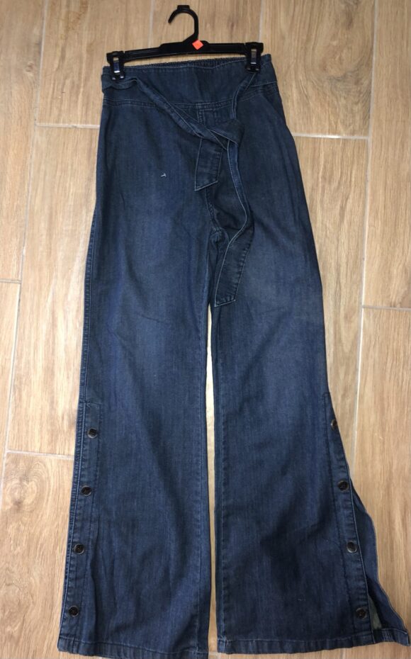 VN407-PANTALONES DE DIFERENTES COLORES DE JEAN, BASTA ANCHA, ESTIRABLE, CON TIRAS AMARRABLES A LOS LADOS Y BOTONES A LOS LADOS DE LAS BASTAS, BOLSILLOS EN LA PARTE DE DE ATRÁS