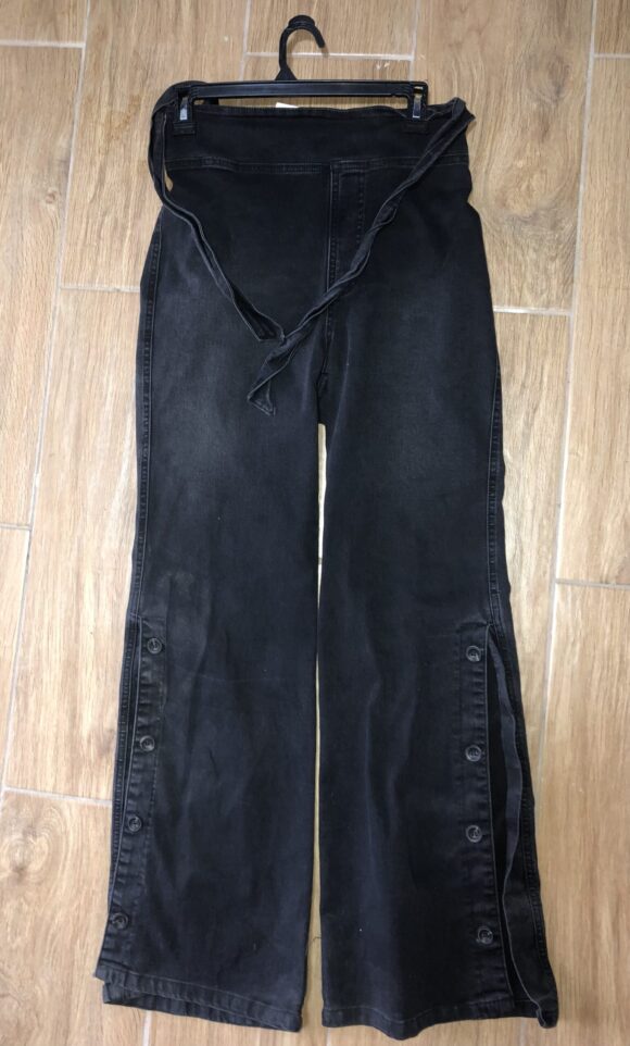 VN407-PANTALONES DE DIFERENTES COLORES DE JEAN, BASTA ANCHA, ESTIRABLE, CON TIRAS AMARRABLES A LOS LADOS Y BOTONES A LOS LADOS DE LAS BASTAS, BOLSILLOS EN LA PARTE DE DE ATRÁS - Image 3