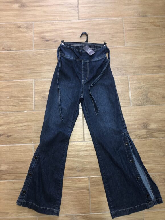 VN407-PANTALONES DE DIFERENTES COLORES DE JEAN, BASTA ANCHA, ESTIRABLE, CON TIRAS AMARRABLES A LOS LADOS Y BOTONES A LOS LADOS DE LAS BASTAS, BOLSILLOS EN LA PARTE DE DE ATRÁS - Image 4