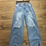 VN409 PANTALON JEAN CELESTE CON BOLSILLOS EN LA PARTE TRASERA, HUECOS EN AMBAS RODILLAS, LLAMATIVAS