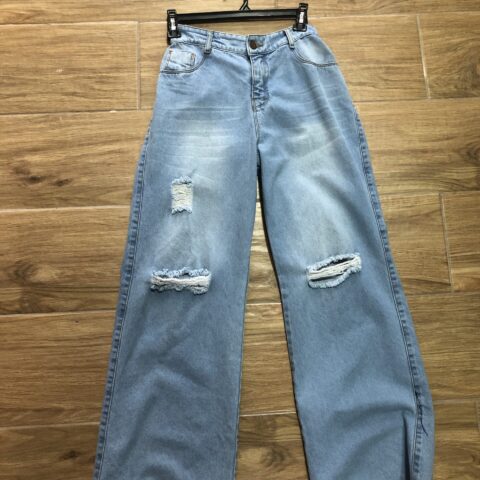 VN409 PANTALON JEAN CELESTE CON BOLSILLOS EN LA PARTE TRASERA, HUECOS EN AMBAS RODILLAS, LLAMATIVAS
