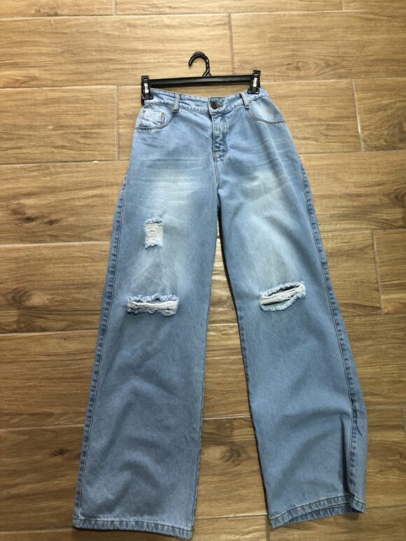VN409 PANTALON JEAN CELESTE CON BOLSILLOS EN LA PARTE TRASERA, HUECOS EN AMBAS RODILLAS, LLAMATIVAS