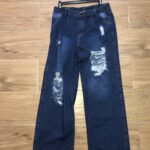 VN410 PANTALON JEAN, BASTA ANCHA, DE CINCO BOTONES, FRESCO, CON BOLSILLOS EN LA PARTE TRASERA, Y CON ESTILOS ROTOS.