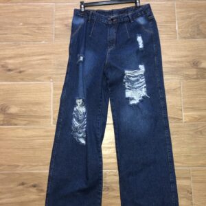VN410 PANTALON JEAN, BASTA ANCHA, DE CINCO BOTONES, FRESCO, CON BOLSILLOS EN LA PARTE TRASERA, Y CON ESTILOS ROTOS.