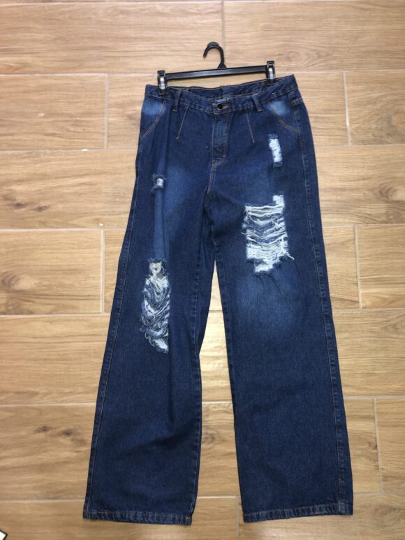 VN410 PANTALON JEAN, BASTA ANCHA, DE CINCO BOTONES, FRESCO, CON BOLSILLOS EN LA PARTE TRASERA, Y CON ESTILOS ROTOS.