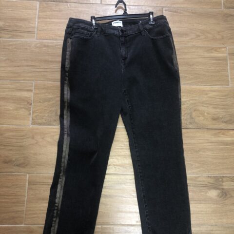 VN413 PANTALON GRIS OSCURO CON BOLSILLOS EN LA PARTE DE ADELANTE Y ATRÁS, ANCHO Y COMODO