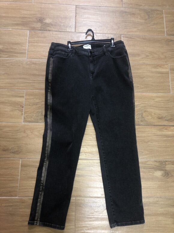 VN413 PANTALON GRIS OSCURO CON BOLSILLOS EN LA PARTE DE ADELANTE Y ATRÁS, ANCHO Y COMODO