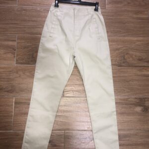 VN412 PANTALON DE TELA BEIGE, CORTE QUE AFINA LA FIGURA ES HASTA LA CINTURA, Y LA PARTE DE ABAJO ES TUBO