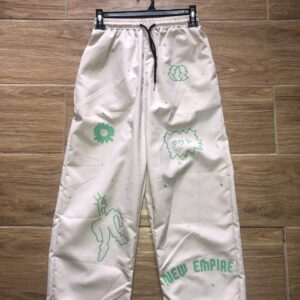 SP419 PANTALON BEIGE TIPO CALENTADOR AL CUERPO Y A LA VEZ SUELTO, CON ADORNOS VERDES, UNO EN FORMA DE FLOR Y FANTASMITA , CON ELÁSTICO Y CORDÓN NEGRO