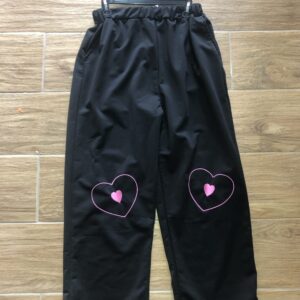 SP418 PANTALONES NEGROS TIPO CALENTADOR ,CON ADORNOS DE CORAZÓN ROSADO DE FORMAS, CON ELÁSTICO Y CORDÓN NEGRO, SÚPER CÓMODO