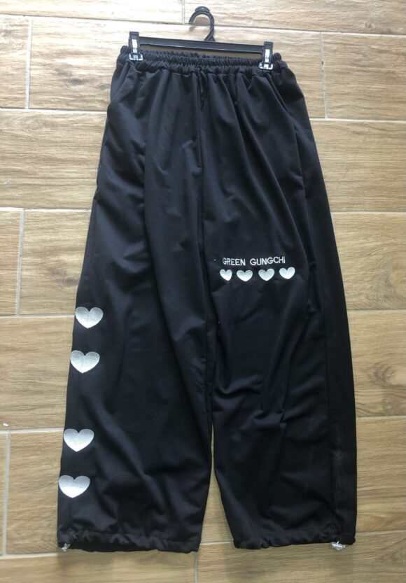 SP416 PANTALONES HARAKUJU, CORAZONES BLANCOS, GREEN GUNGCHI, CALENTADOR NEGRO, CON ELÁSTICO Y CORDÓN NEGRO, SÚPER CÓMODO