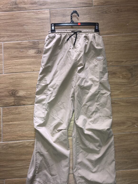 VN415 PANTALON BEIGE TIPO CALENTADOR AL CUERPO Y A LA VEZ SUELTO - Image 2