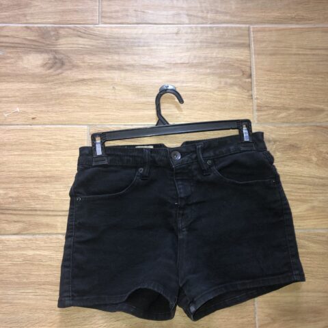 VN423 SHORT NEGRO DE JEAN, NEGRO CON DETALLES TIPO DESTEÑIDO  CON BOLSILLOS EN LA PARTE DE ADELANTE Y ATRÁS
