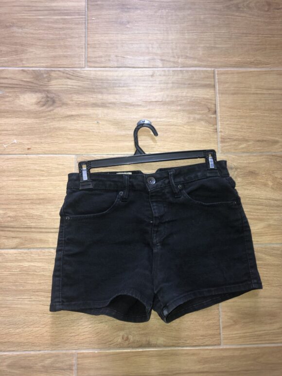 VN423 SHORT NEGRO DE JEAN, NEGRO CON DETALLES TIPO DESTEÑIDO  CON BOLSILLOS EN LA PARTE DE ADELANTE Y ATRÁS