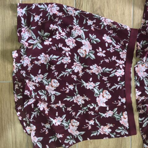 VN421 CONJUNTO BLUSA Y FALDA HORTENSIA CONCHO DE VINO FLOREADO, ELEGANTE Y A LA VEZ SUTIL