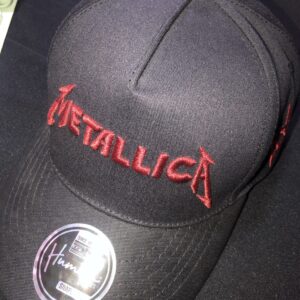 VN426 GORRA DE METÁLICA NEGRACON LETRAS ROJAS, Y LOS PERSONAJES EN L PARTE INTERIOR