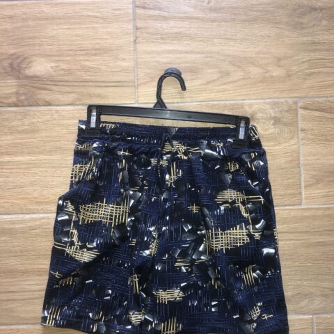 VN430 SHORT CÓMODO AZUL CON BOLSILLOS, DORADO, NEGRO Y RAYAS