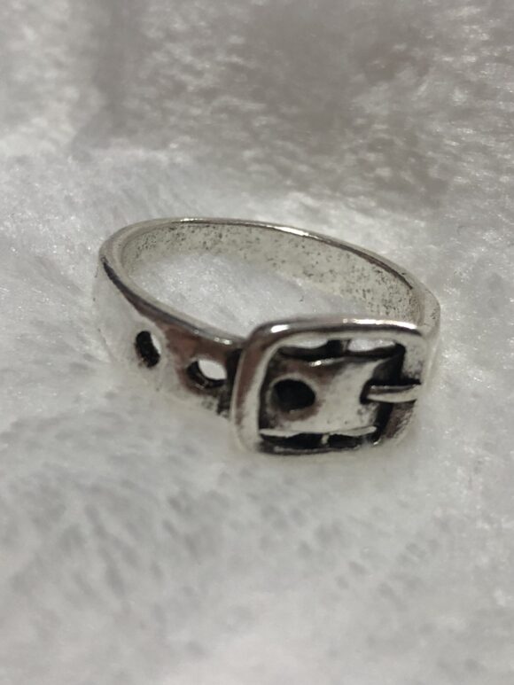 Anillo en forma de cinturón