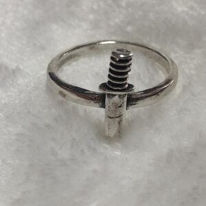 Anillo con navaja en medio