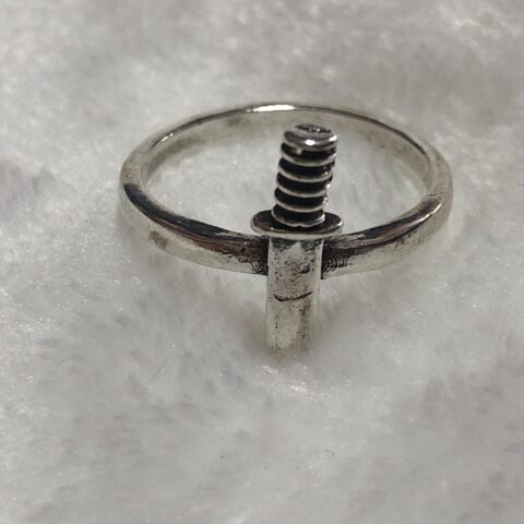 Anillo con navaja en medio
