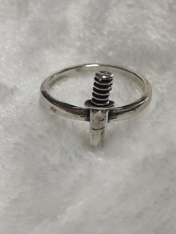 Anillo con navaja en medio