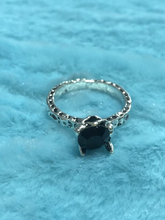 Anillos con detalle negro y plateado - Image 5
