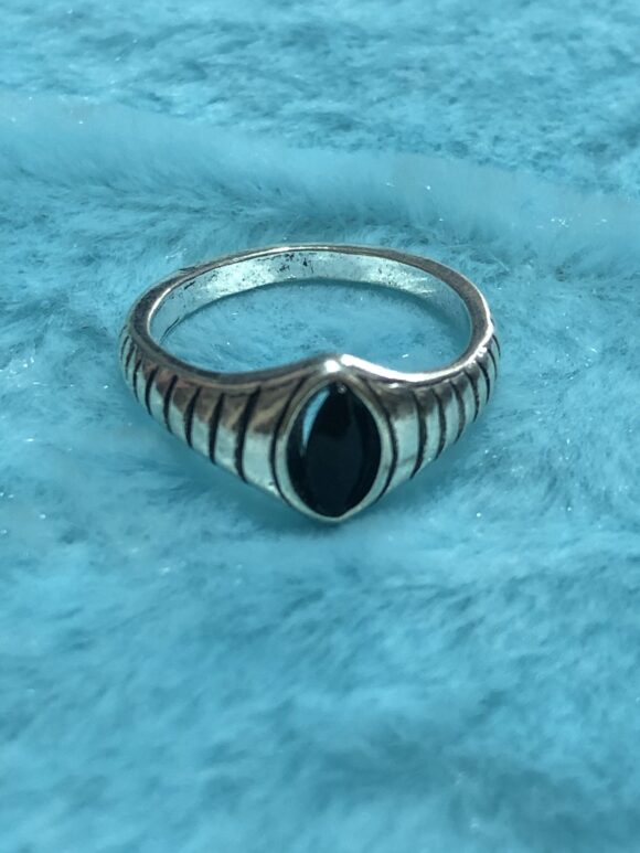Anillos con detalle negro y plateado