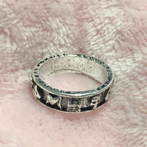 Anillo de corazón y trébol