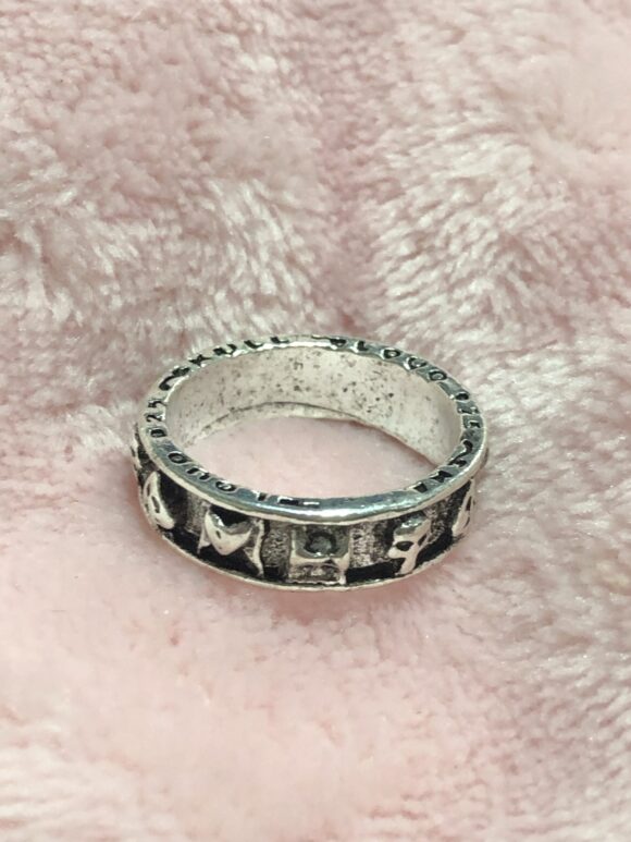 Anillo de corazón y trébol