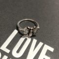 Anillos de flores y mariposas