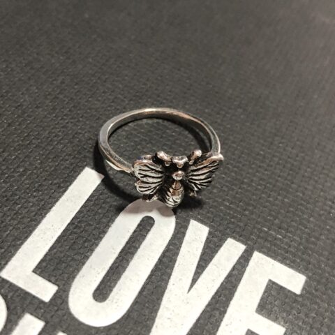 Anillos de flores y mariposas