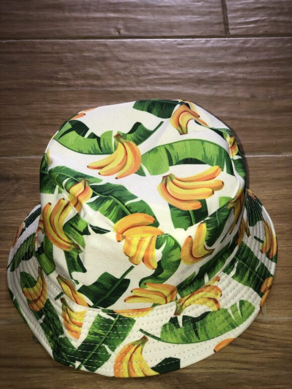 Sombrero de bananas y hojas