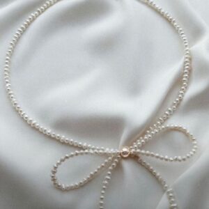 Collar de perlas y lazo