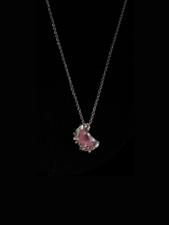 Collar con piedra tornasol rosada colgante